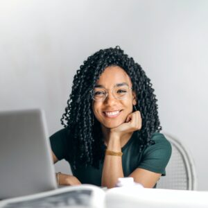jeune femme souriante avec ordinateur